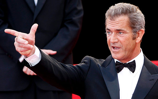 Mel Gibson apunta con el dedo y...