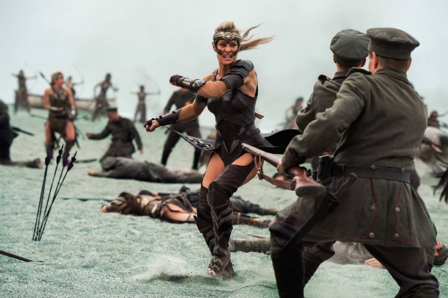 Wonder Woman - Amazona luchando en la playa con pelotón de soldados
