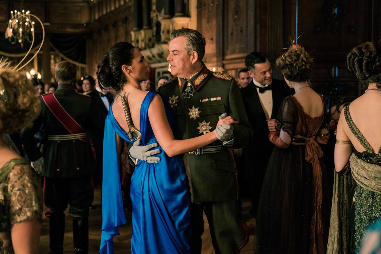 Wonder Woman - Diana bailando con Ludendorff