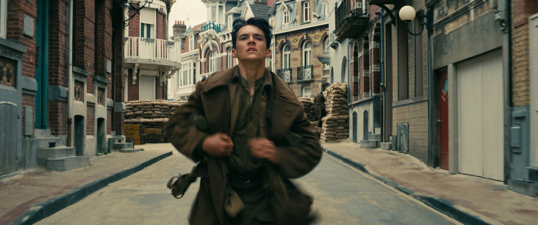 Dunkirk - Tommy corriendo en Dunkerque